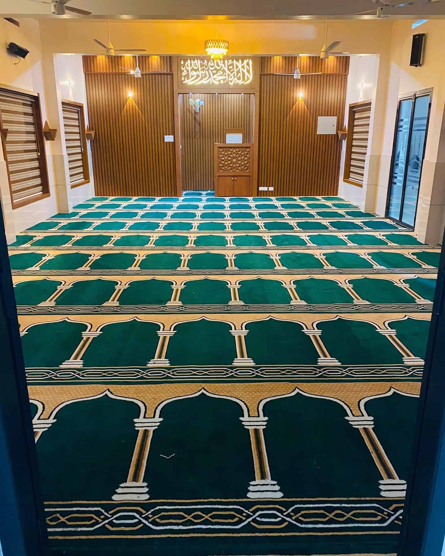 Durable and easy-to-maintain mosque carpet for high-traffic prayer areas
    