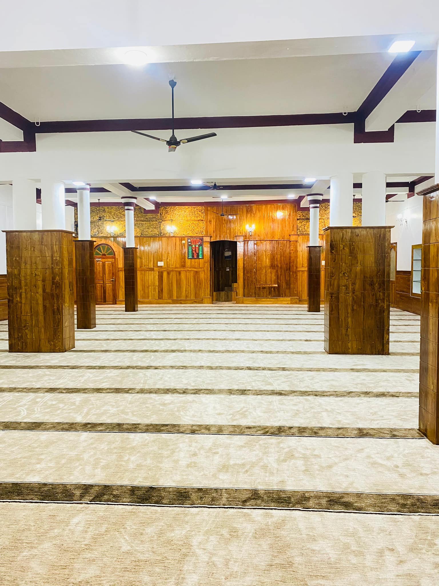 Wholesale masjid carpet rolls ready for installation in Kerala mosques
    